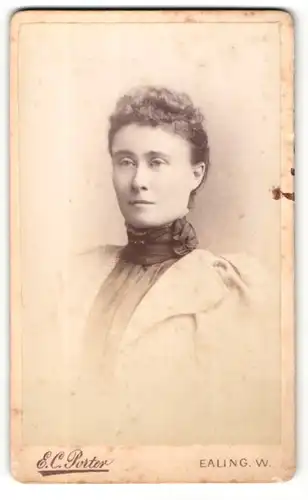 Fotografie E. C. Porter, Ealing-W, Portrait bürgerliche Dame in eleganter Kleidung mit Kragenbrosche