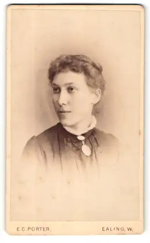 Fotografie E. C. Porter, Ealing-W, Portrait bürgerliche Dame mit Kragenbrosche und Amulett