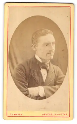Fotografie E. Sawyer, Newcastle-on-Tyne, Portrait bürgerlicher Herr im Anzug mit Fliege und Schnurrbart