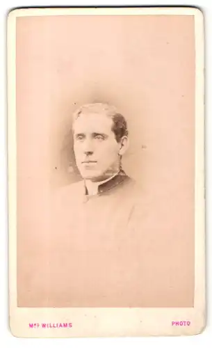 Fotografie Mrs. Williams, Wolverhampton, Portrait Geistlicher mit grauen Haaren