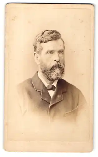 Fotografie J. Thirlwall, Hereford, Portrait bürgerlich gekleideter Herr mit Fliege und Vollbart