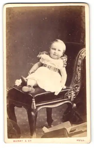 Fotografie Barry & Co., Hull, Portrait niedliches Baby im weissen Kleid