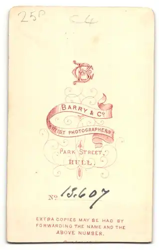 Fotografie Barry & Co., Hull, Portrait niedliches Baby im weissen Kleid