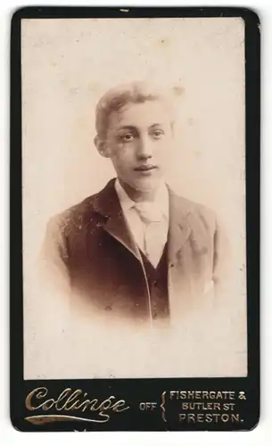 Fotografie Collinge, Preston, Portrait blonder Bube in Krawatte und Jackett