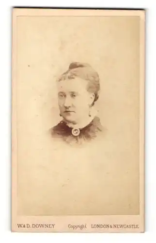 Fotografie W. & D. Downey, London, Portrait schöne Dame mit Ohr- und Halsschmuck