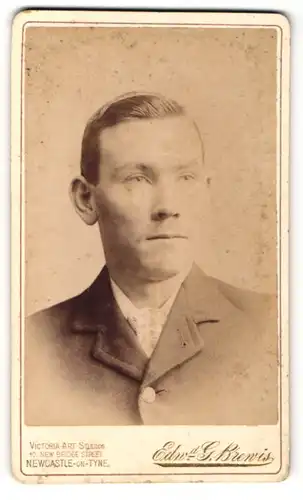 Fotografie Edw. G. Brewis, Newcastle on Tyne, Portrait junger Mann mit charmantem Blick