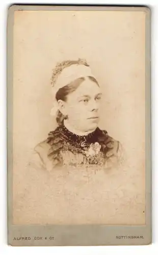 Fotografie Alfred Cox & Co, Nottingham, Portrait schöne Dame mit Haarband