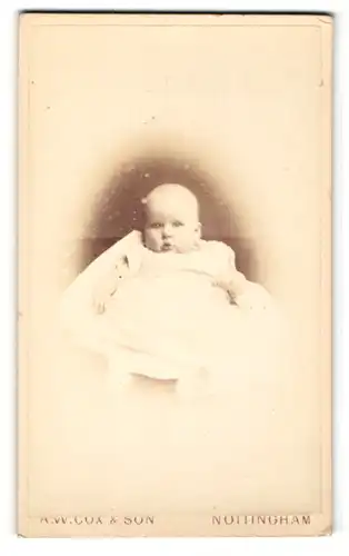 Fotografie A. W. Cox & Son, Nottingham, Portrait kleines Baby im weissen Gewand