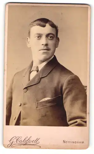 Fotografie G. Baldwell, Nottingham, Portrait eleganter Herr im Mantel mit Krawatte