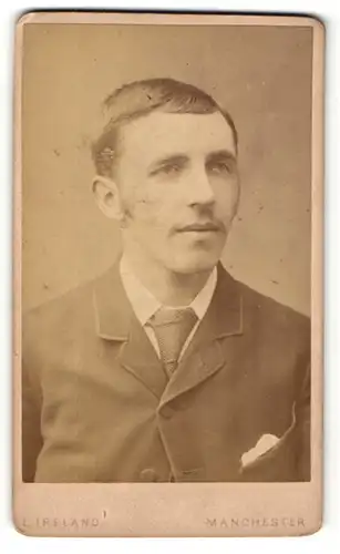 Fotografie E. Ireland, Manchester, Portrait junger Mann in Krawatte und Jackett mit Einstecktuch