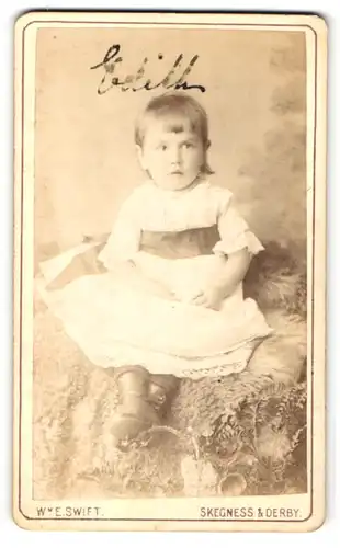 Fotografie W. E. Swift, Skegness, Portrait bezauberndes kleines Mädchen im schönen Kleidchen
