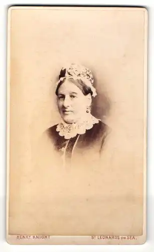 Fotografie Henry Knight, St. Leonards on Sea, Portrait charmant blickende Dame mit Kopf- und Ohrschmuck