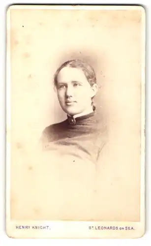 Fotografie Henry Knight, St. Leonards on Sea, Portrait junge Dame mit zurückgebundenem Haar und Kragenbrosche
