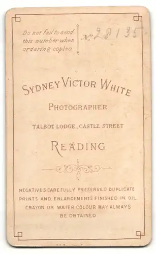 Fotografie Sydney Victor White, Reading, Portrait älterer Herr in zeitgenössischer Kleidung mit Vollbart