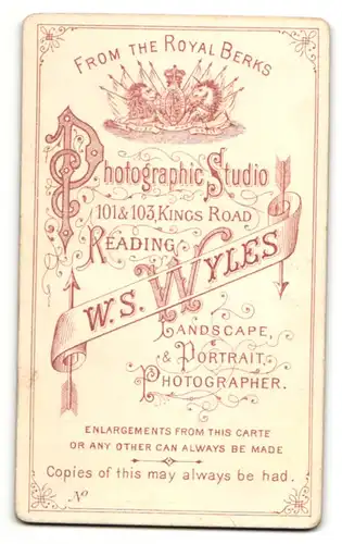 Fotografie W. S. Wyles, Reading, Portrait bürgerlicher Herr im Anzug mit Fliege und Schnauzbart