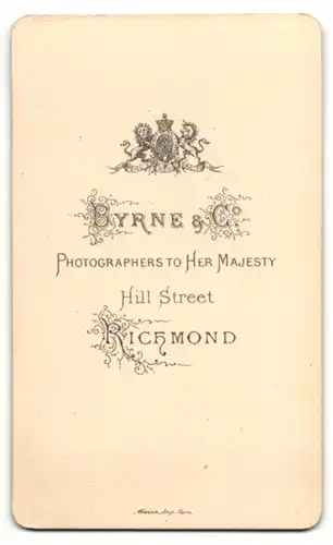 Fotografie Byrne & Co., Richmond, Portrait eleganter Herr mit Schnauzbart auf Lehne gestützt