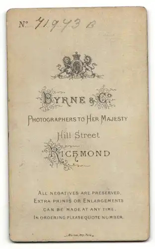 Fotografie Byrne & Co., Richmond, Portrait sitzender Herr in Anzugjacke mit Krawatte und Bart