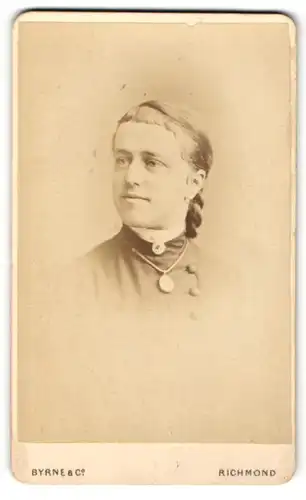 Fotografie Byrne & Co., Richmond, Portrait bürgerliche Dame mit Kragenbrosche und Amulett