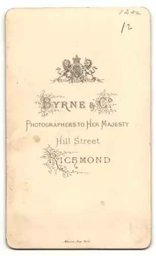 Fotografie Byrne & Co., Richmond, Portrait bürgerliche Dame mit Kragenbrosche und Amulett
