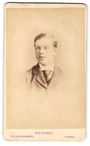 Fotografie Hills & Saunders, Harrow, Portrait charmanter Herr im Anzug mit Krawatte