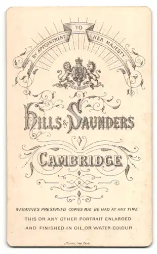Fotografie Hills & Saunders, Cambridge, Portrait charmanter Herr im karierten Anzug mit Krawatte