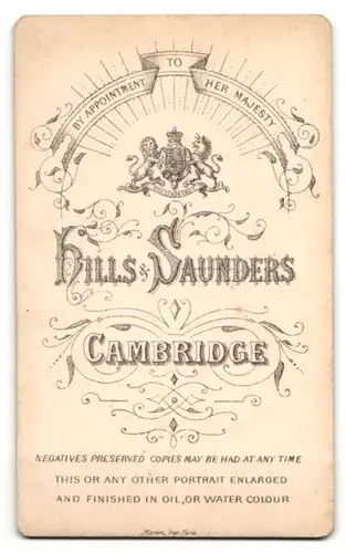 Fotografie Hills & Saunders, Cambridge, Portrait bürgerliche Dame mit Locken und Kragenbrosche