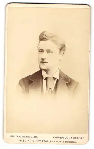 Fotografie Hills & Saunders, Cambridge, Portrait bürgerlicher Herr im Anzug mit Krawatte