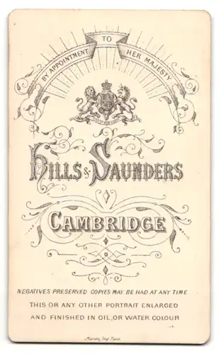 Fotografie Hills & Saunders, Cambridge, Portrait charmanter Herr im Anzug mit Segelohren