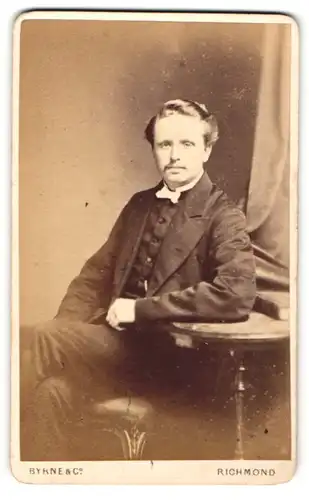 Fotografie Byrne & Co, Richmond, Portrait stattlicher junger Mann im eleganten Anzug