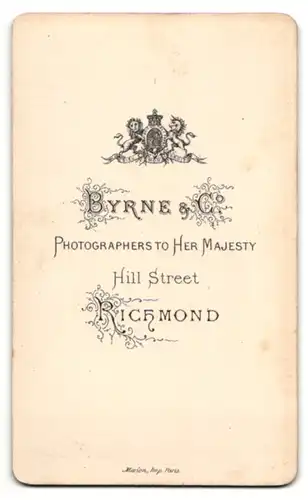 Fotografie Byrne & Co, Richmond, Portrait betagter Herr mit Kotelettenbart und Fliege im Jackett