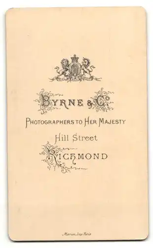 Fotografie Byrne & Co, Richmond, Portrait junger charmanter Mann mit Lincolnbart im Anzug