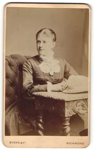 Fotografie Byrne & Co, Richmond, Portrait bezauberndes Fräulein mit grosser Schleife am Kragen