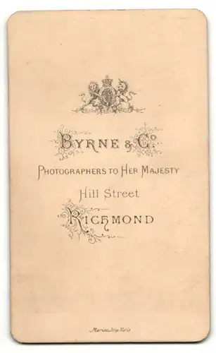 Fotografie Byrne & Co, Richmond, Portrait bezauberndes Fräulein mit grosser Schleife am Kragen