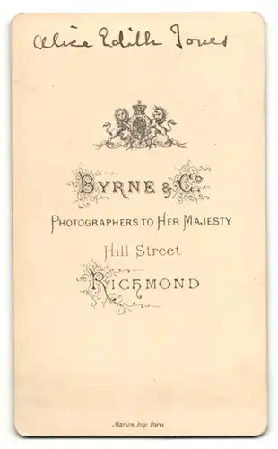 Fotografie Byrne & Co, Richmond, Portrait wunderschönes Fräulein mit weisser Schleife am Kragen