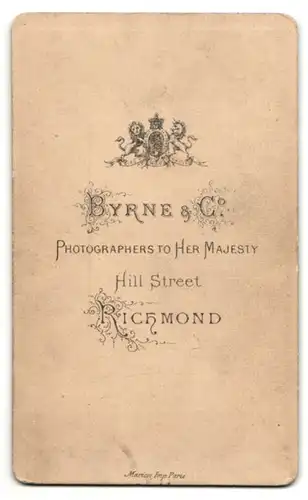 Fotografie Byrne & Co, Richmond, Portrait niedliches kleines Mädchen im Kleidchen mit karierten Schleifen