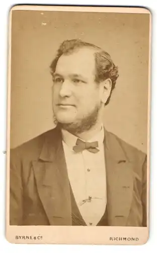 Fotografie Byrne & Co, Richmond, Portrait charmant blickender junger Mann mit Lincolnbart