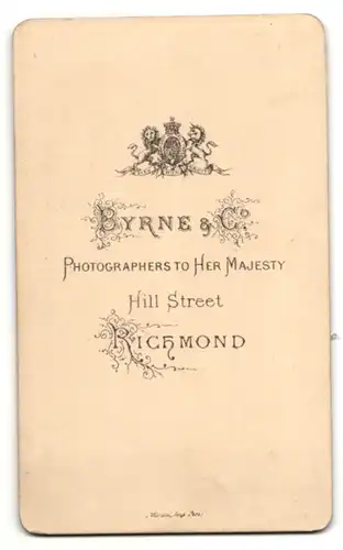 Fotografie Byrne & Co, Richmond, Portrait charmant blickender junger Mann mit Lincolnbart