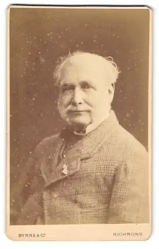 Fotografie Byrne & Co, Richmond, Portrait lächelnder betagter Mann mit grauem Haar und Bart