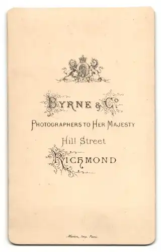 Fotografie Byrne & Co, Richmond, Portrait lächelnder betagter Mann mit grauem Haar und Bart