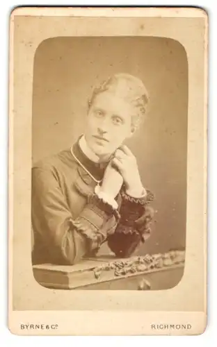 Fotografie Byrne & Co, Richmond, Portrait blondes Fräulein mit zurückgebundenem Haar