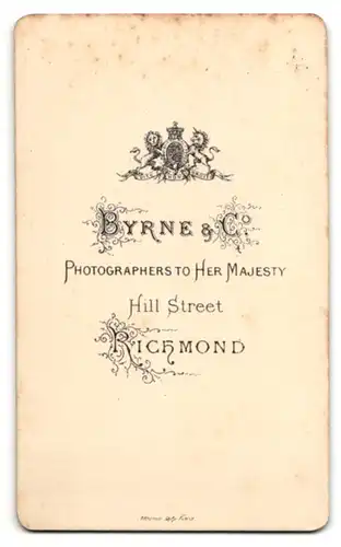Fotografie Byrne & Co, Richmond, Portrait blondes Fräulein mit zurückgebundenem Haar