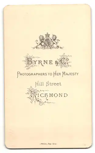 Fotografie Byrne & Co, Richmond, Portrait betagte Dame mit freundlichem Blick und Schleife am Kragen