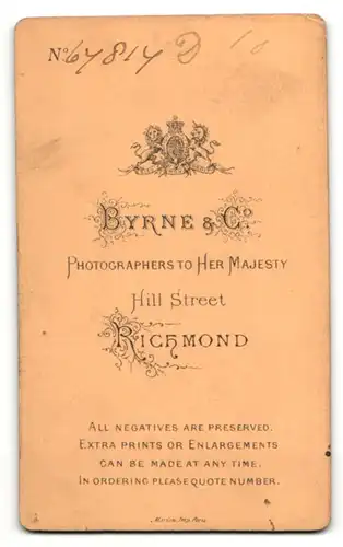 Fotografie Byrne & Co, Richmond, Portrait charmant blickender junger Mann in Krawatte und Jackett