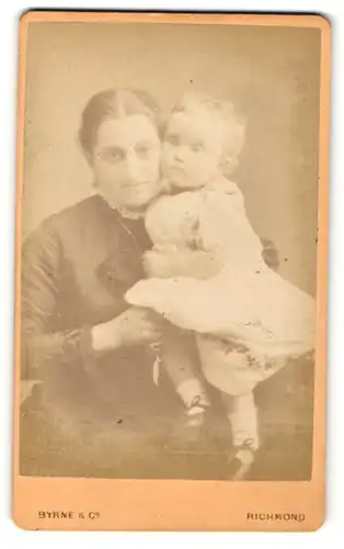 Fotografie Byrne & Co, Richmond, bezaubernde junge Mutter hält süsse Tochter im Arm