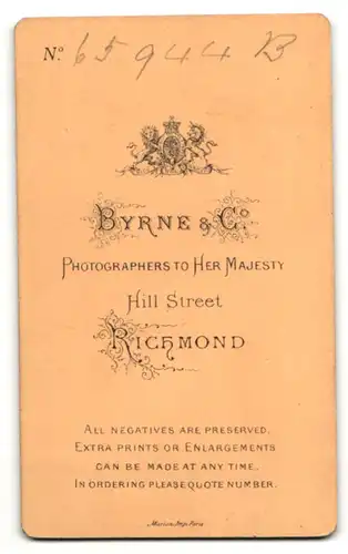 Fotografie Byrne & Co, Richmond, bezaubernde junge Mutter hält süsse Tochter im Arm