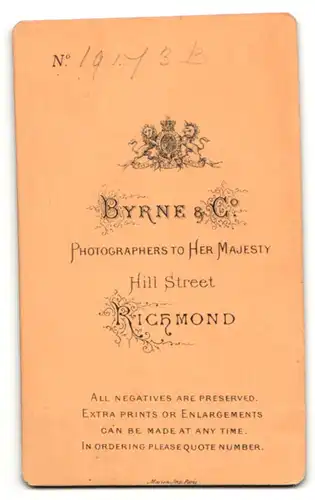 Fotografie Byrne & Co, Richmond, stattlicher junger Mann in Fliege und Jackett