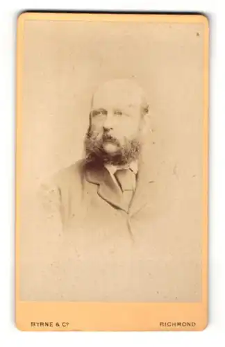 Fotografie Byrne & Co, Richmond, Portrait betagter Herr mit Halbglatze und Vollbart