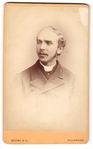 Fotografie Byrne & Co, Richmond, Portrait charmanter junger Mann mit Oberlippenbart