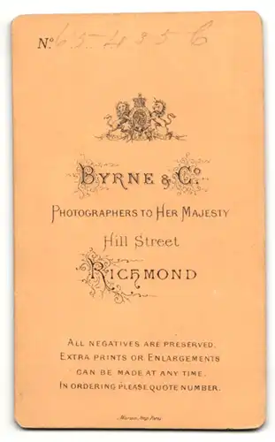 Fotografie Byrne & Co, Richmond, Portrait charmanter junger Mann mit Oberlippenbart