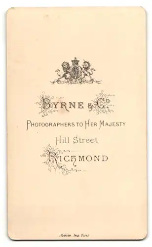 Fotografie Byrne & Co, Richmond, Portrait hübscher Bube mit blondem Haar in Krawatte und Jackett